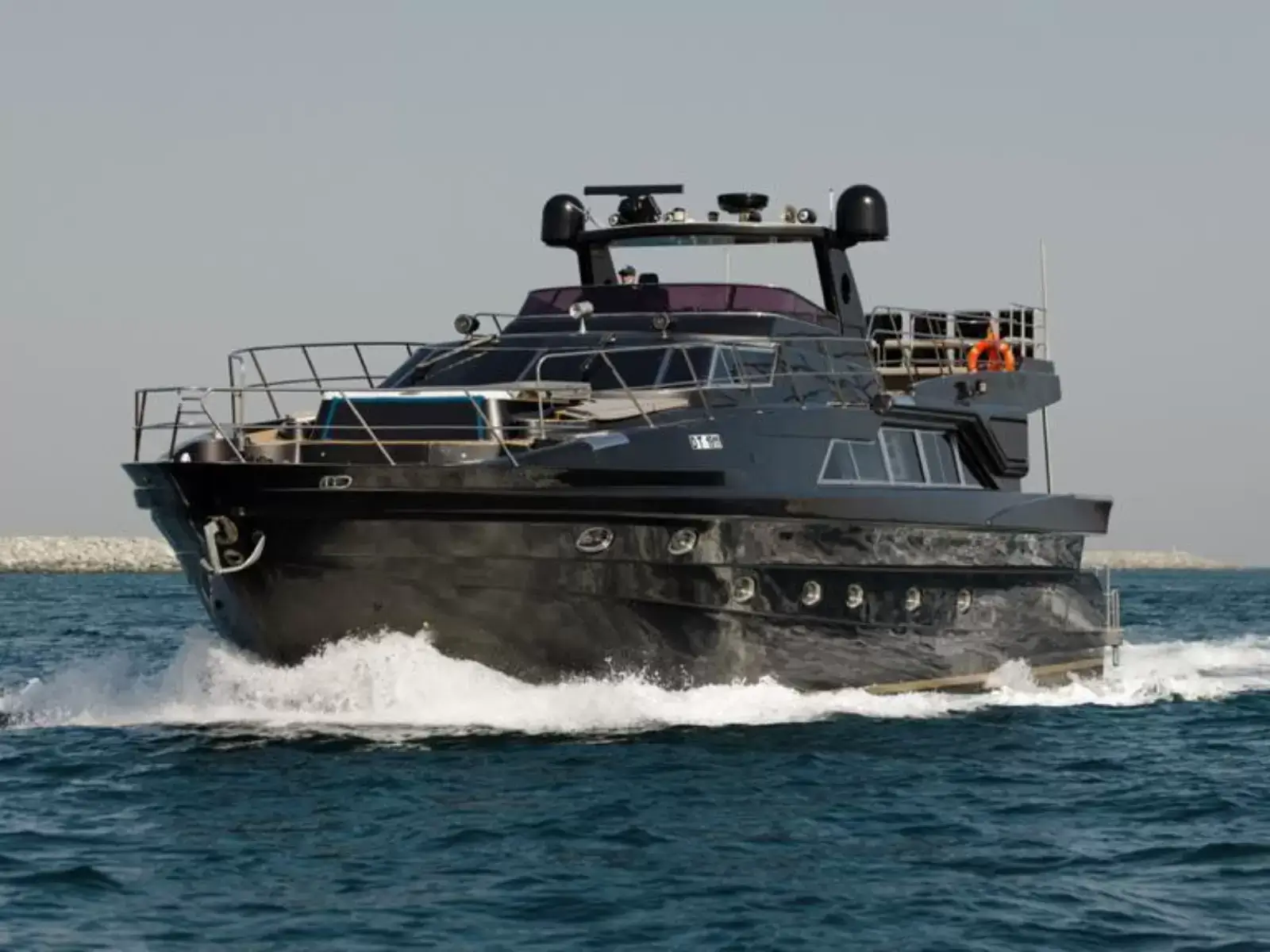 black-date-yacht-image