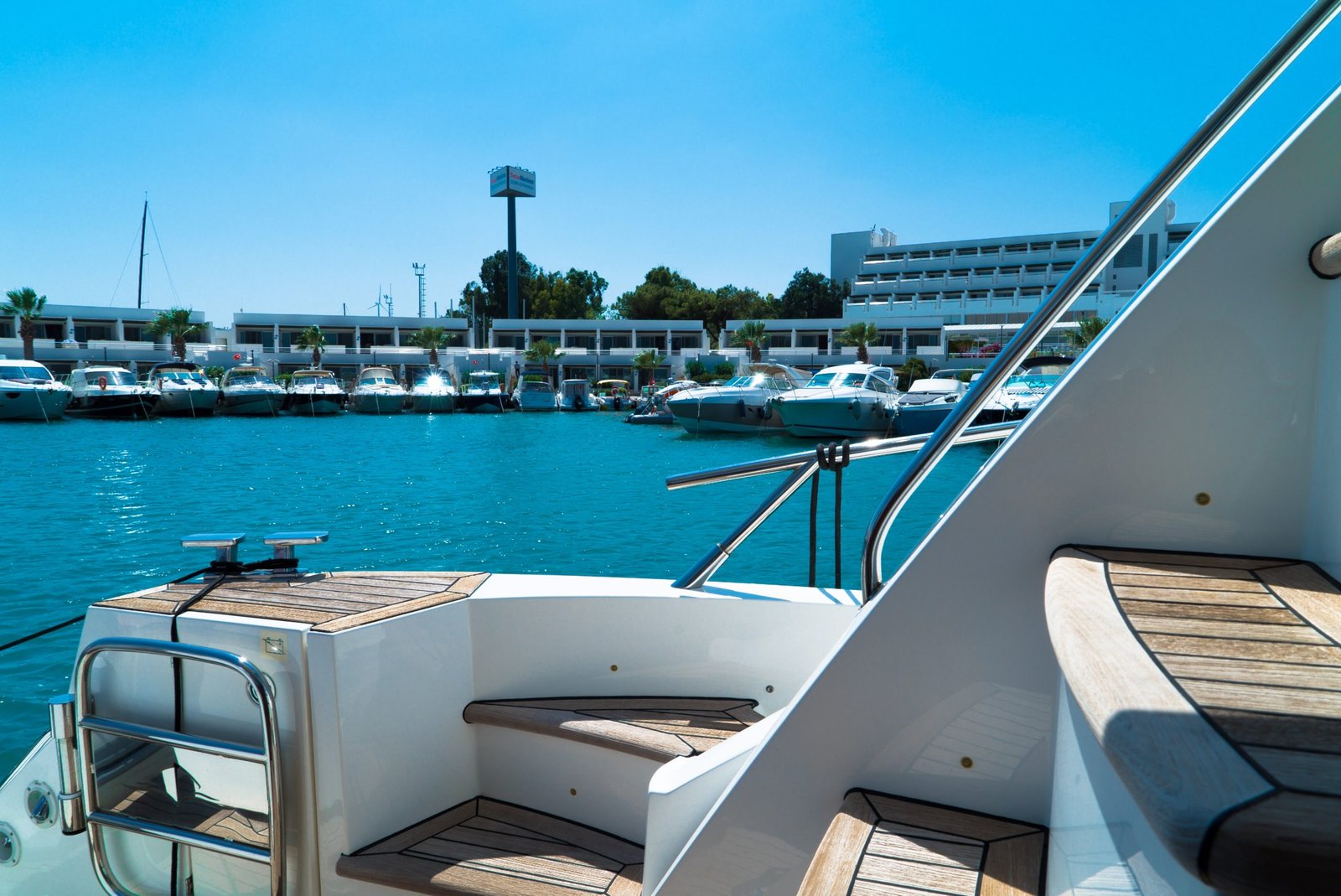 pexels-aytuğ-aykut-559878 yacht-rental-dubai